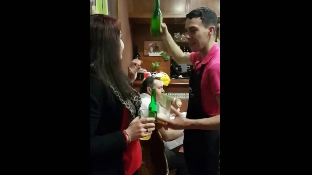 Descubre la sidra espichada y su ritual en Asturias